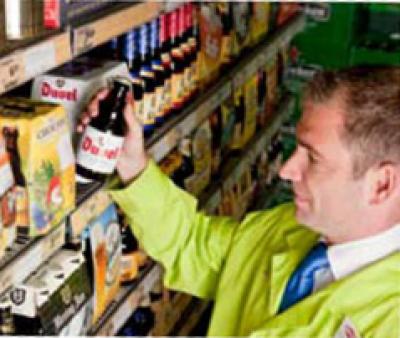 Jan Linders werknemer pakt een biertje