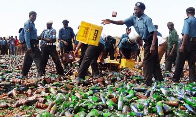 Politie in Negeria vernietigt 240.000 flessen bier