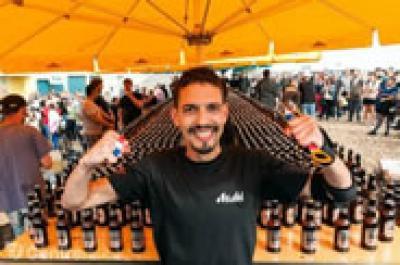 Francois Monin verbreekt wereldrecord bierflesjes openen