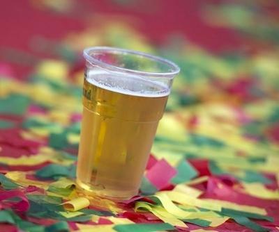 Bier in plastic met confetti Bier in plastic met confetti