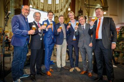 Burgermeester van Aartsen en andere bij start week van het nederlandse bier