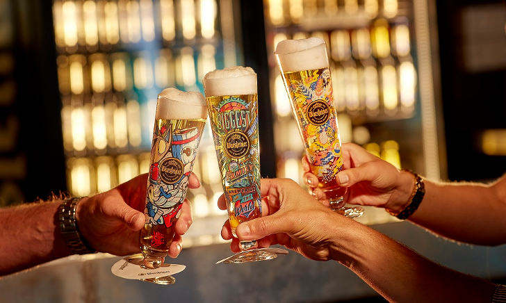 Proosten met Warsteiner Proosten met Warsteiner
