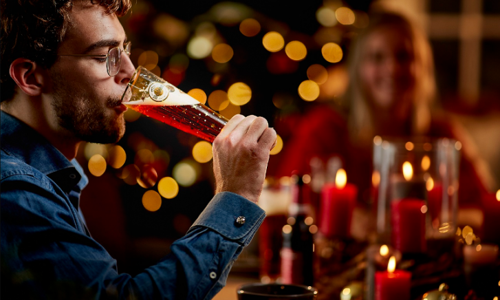 Man drinkt Warsteiner Winter Man drinkt Warsteiner Winter