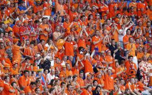 Oranje supporters Europees Kampioen bier drinken