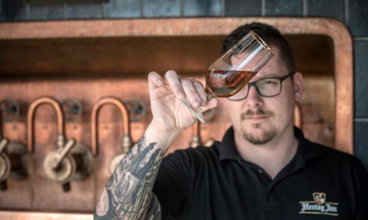 Hertog Jan brouwer controleert het bier Hertog Jan brouwer controleert het bier