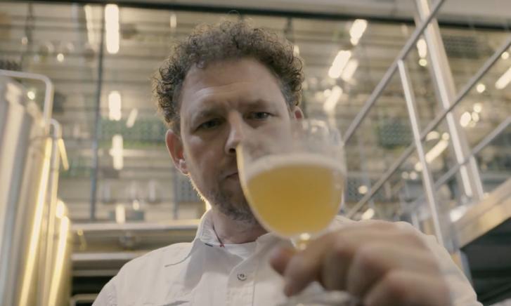 Meesterbrouwer Marc Janssen met een Grolsch speciaalbier Meesterbrouwer Marc Janssen met een Grolsch speciaalbier