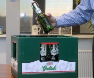 Bruine beugelfles Grolsch wordt groen