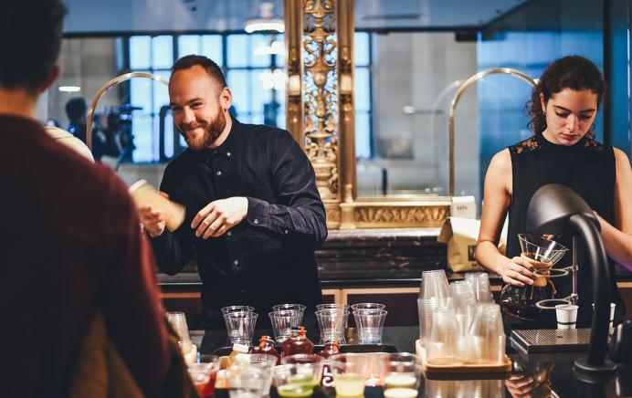Mannen drinken meer na zien van drankreclame