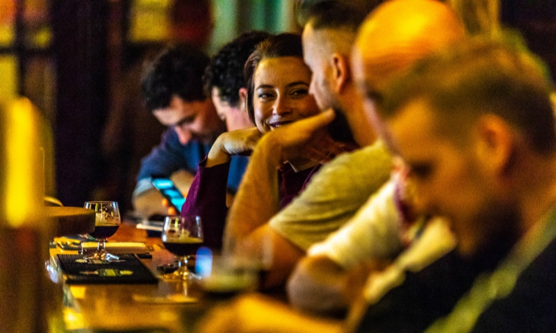 Genieten van bier tijdens het Streekbierfestival // Fotograaf: Marleen Stoker