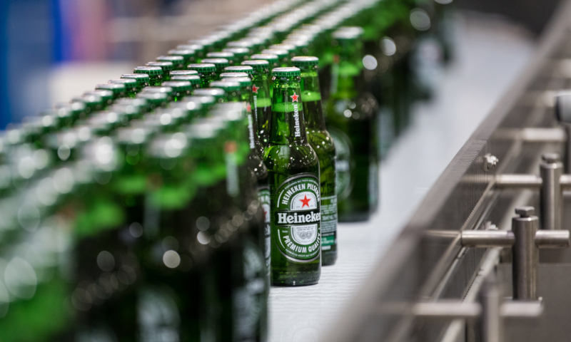 Heineken flesjes op de loopband in de brouwerij