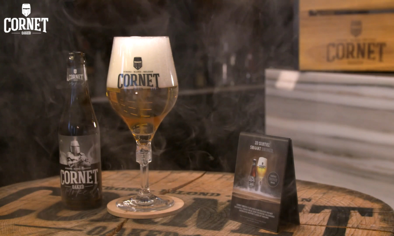 Cornet Smoked flesje en glas op een tafel omhult door rook