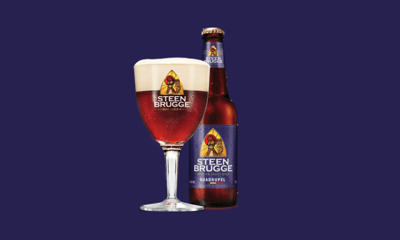 Steenbrugge Quadrupel flesje en glas op een donkerblauwe achtergrond
