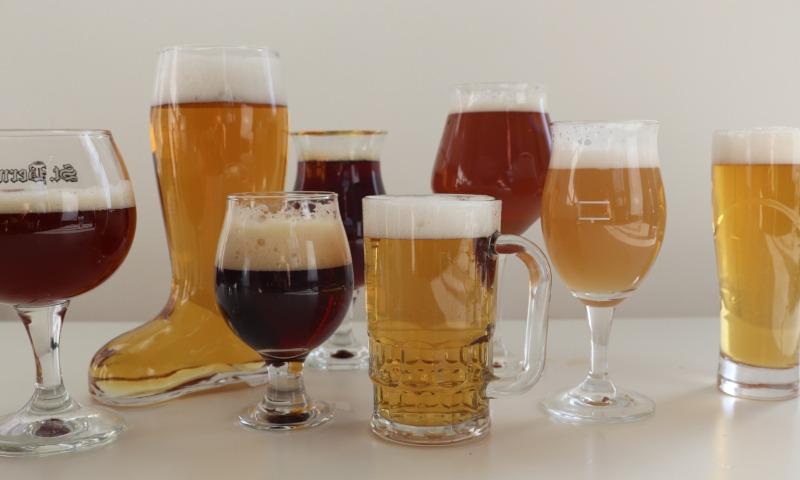 Verschillende bierglazen met verschillende soorten bier
