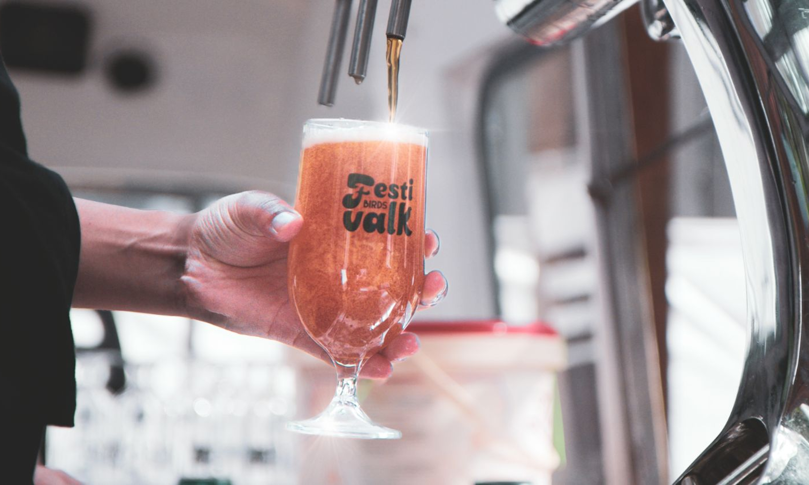 Tappen van bier tijdens Festivalk