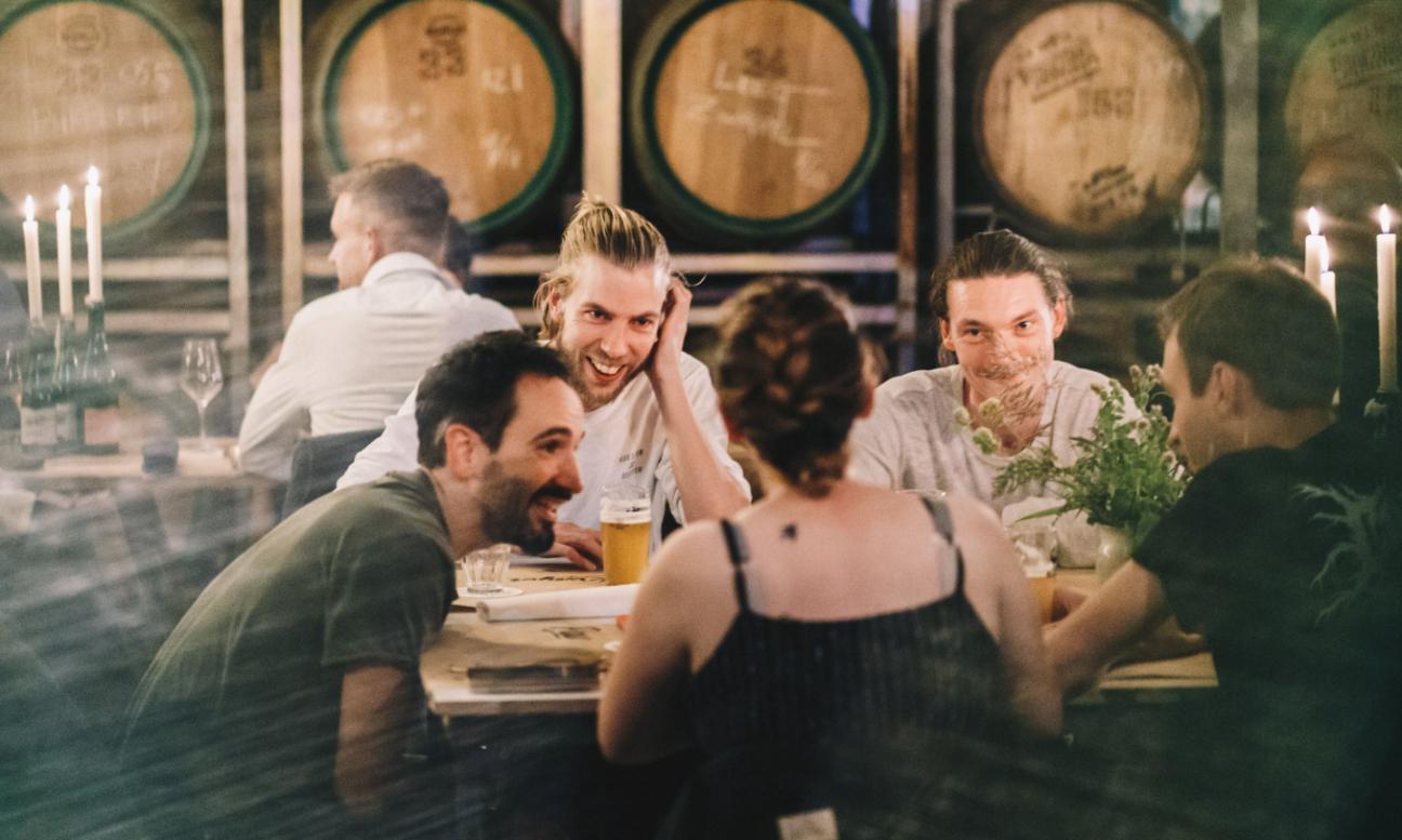 Vrienden die drinken tijdens de nevel bar opening