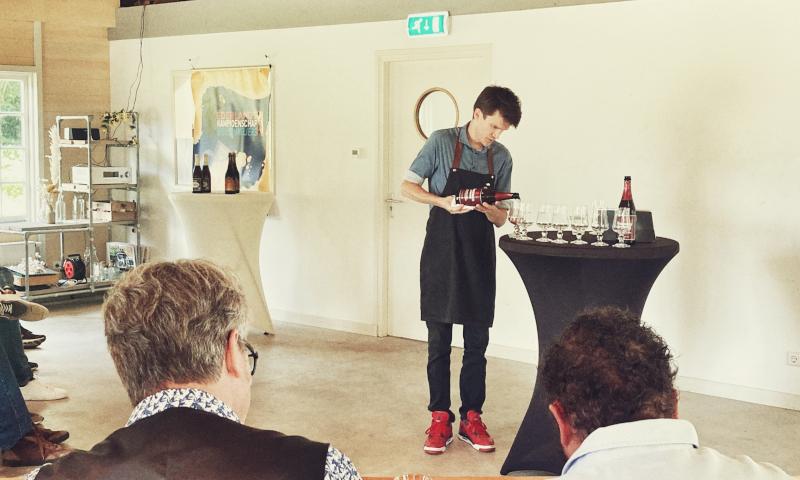 Hubert Hecker Schenkt bier in