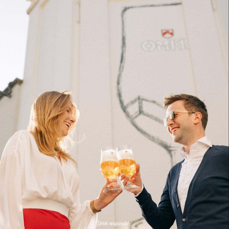 Omer Man en vrouw proosten