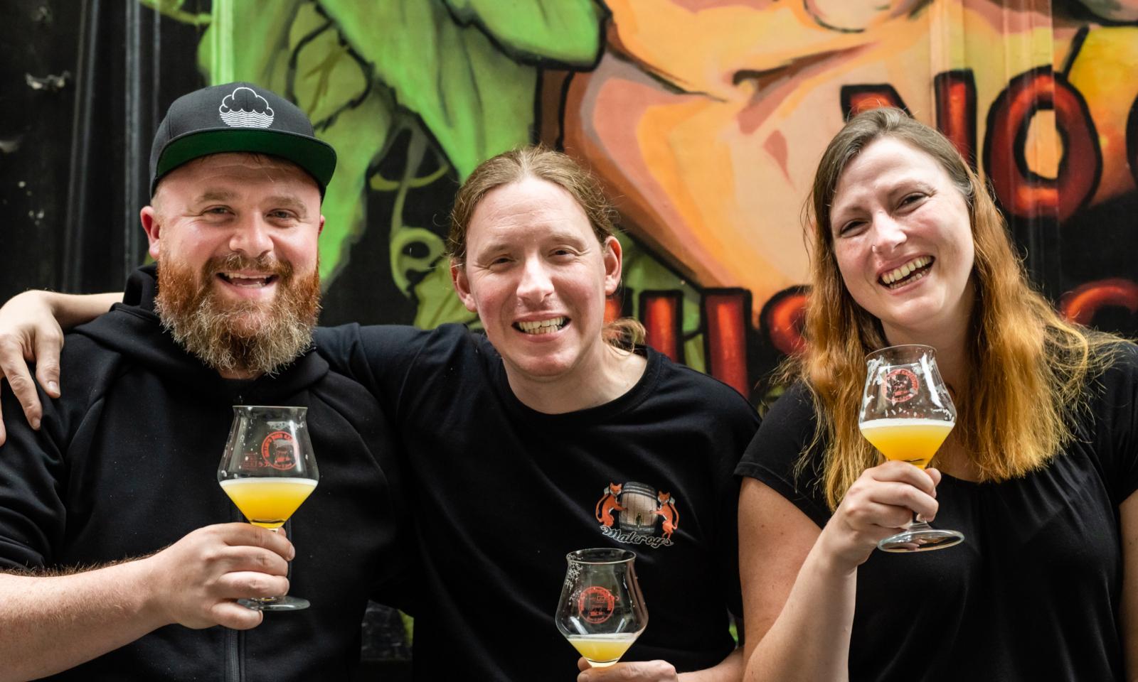 Drie mensen genieten van bier tijdens Belgium Beer Week
