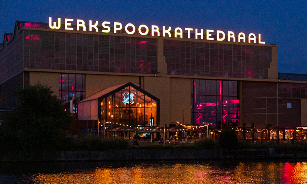 Werkspoorkathedraal in Utrecht in de avond