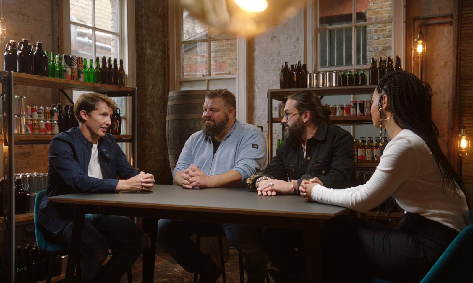 Overleg tussen presentatoren en meesterbrouwer Micha Peute