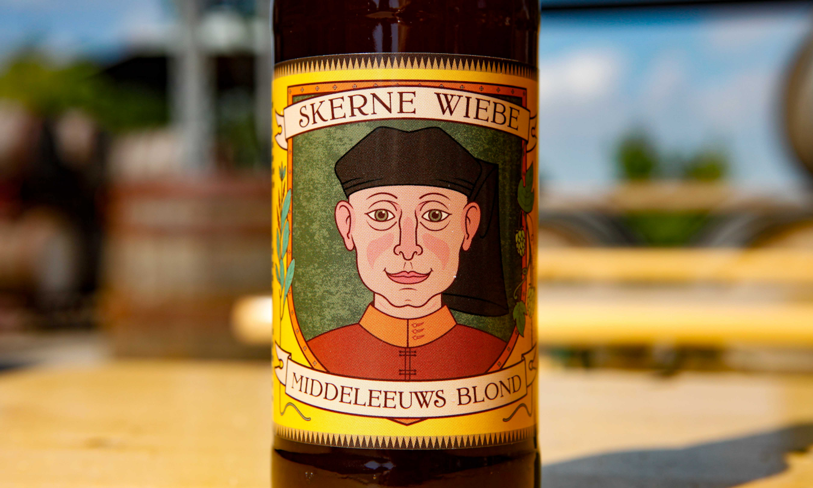 Skerne Wiebe bier fles ingzoomd Skerne Wiebe bier fles op tafel