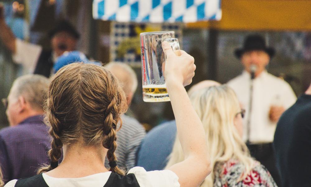meisje proost op oktoberfest