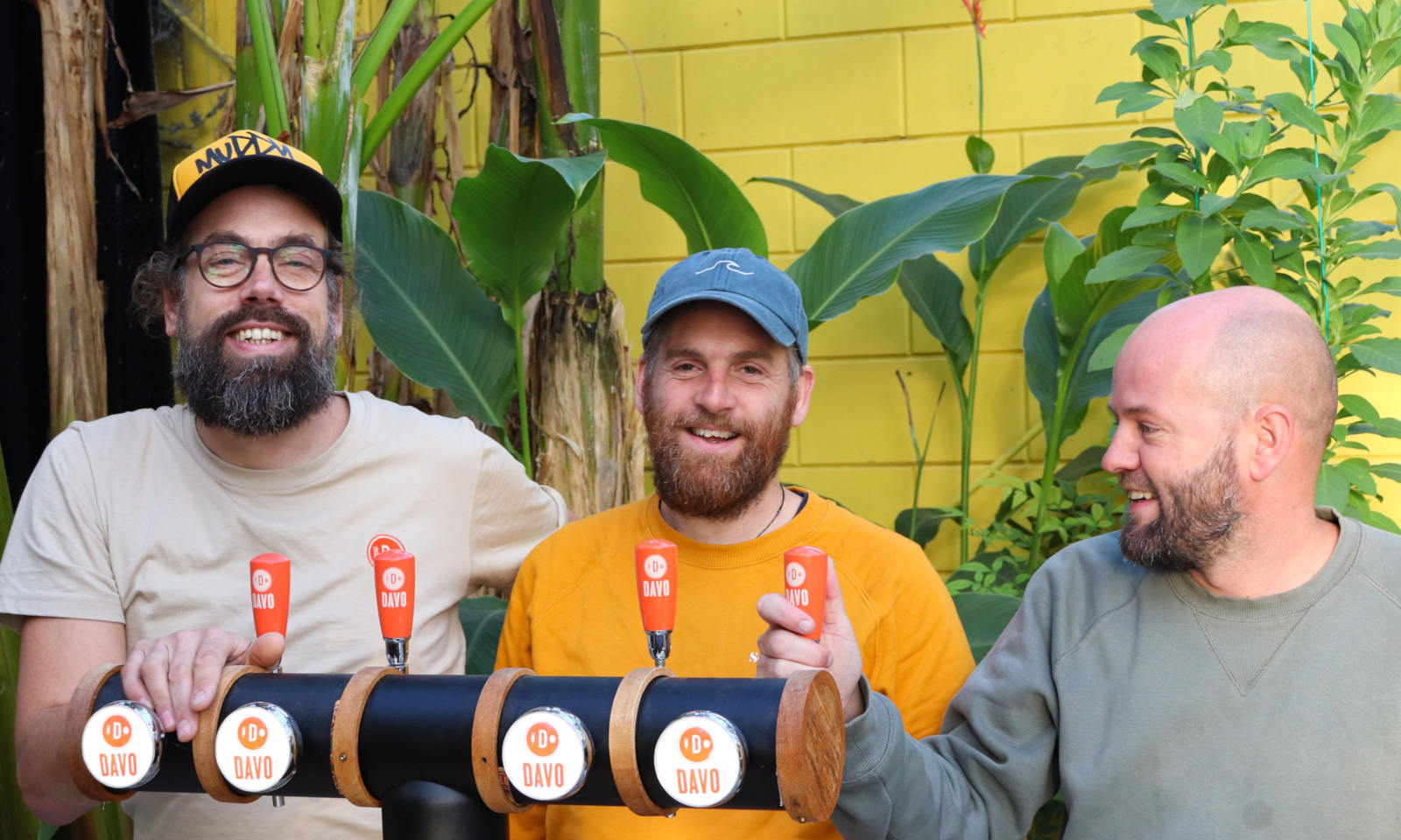 DAVO oprichters achter de tap