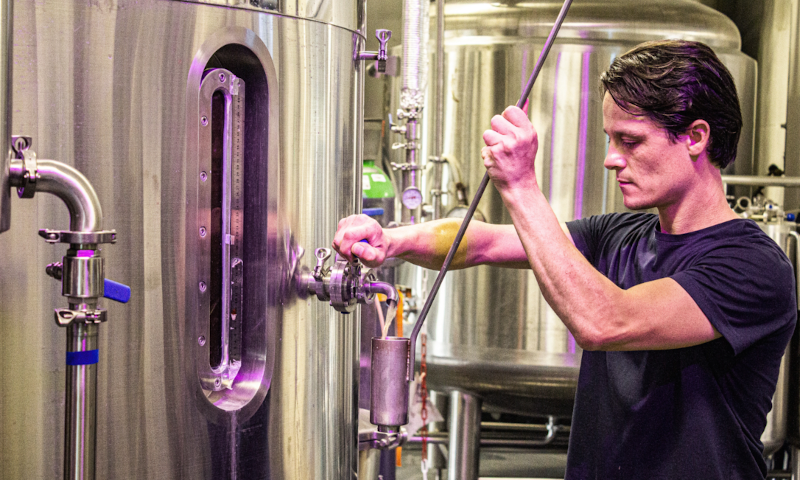 Brouwer in de brouwerij