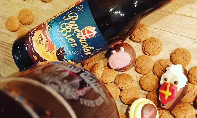 Hoop en HEMA pepernotenbier met pepernoten ernaast