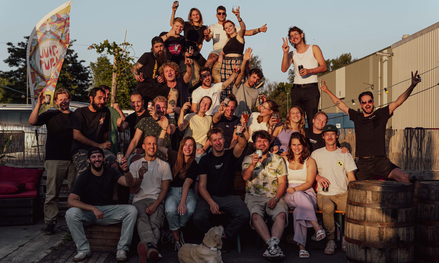 Brouwerij Frontaal team proostend bij de brouwerij