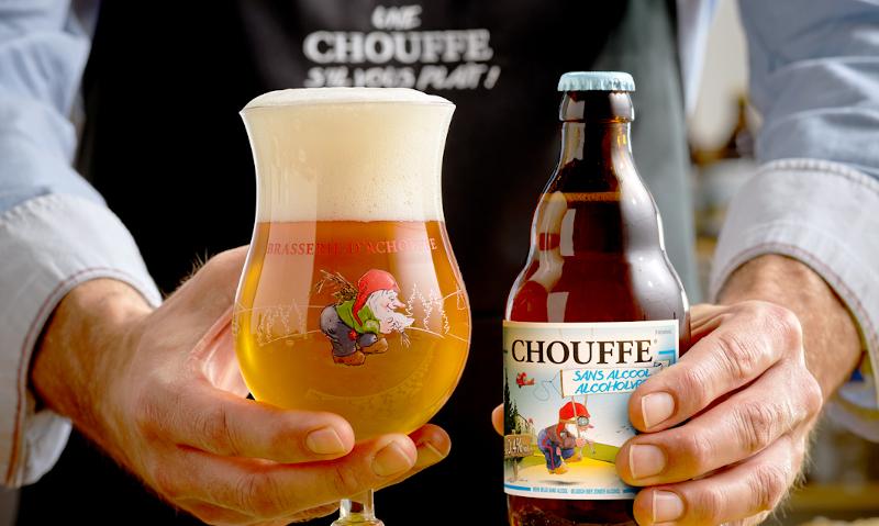 Chouffe 04 flesje en glas in de hand