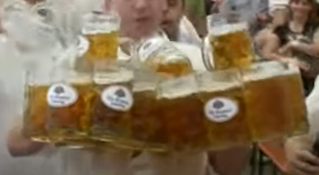 Nieuw wereldrecord bier dragen: 27 glazen tegelijkertijd!