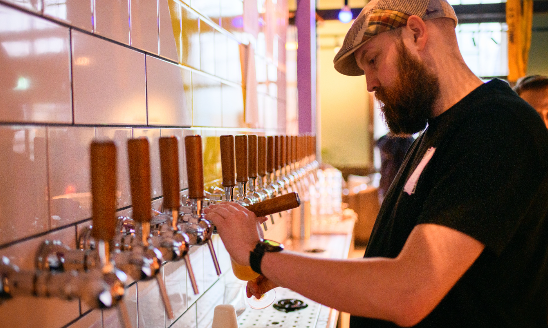 Bier tappen bij LOC Brewery 