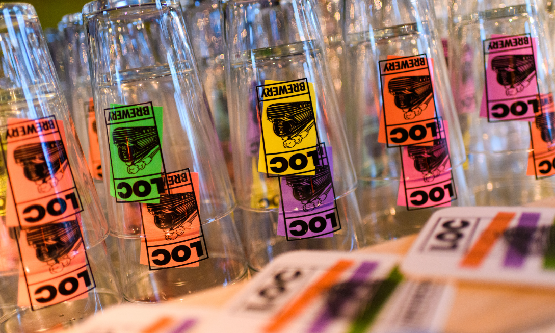 Bierglazen van LOC Brewery gestapeld