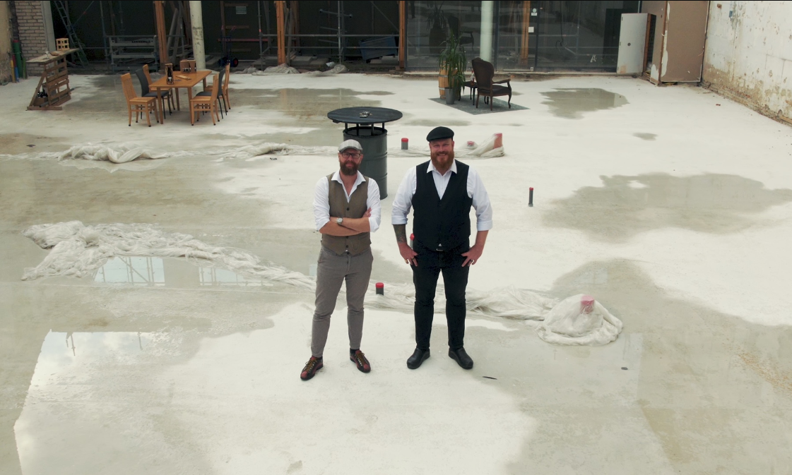 Menno en Marco in de toekomstige Zwarte Parochie brouwerij