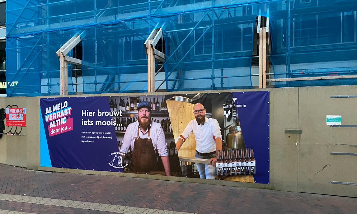 Zwarte Parochie gebouw in de steigers