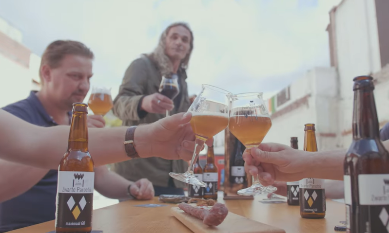 Proosten met Zwarte Parochie bieren