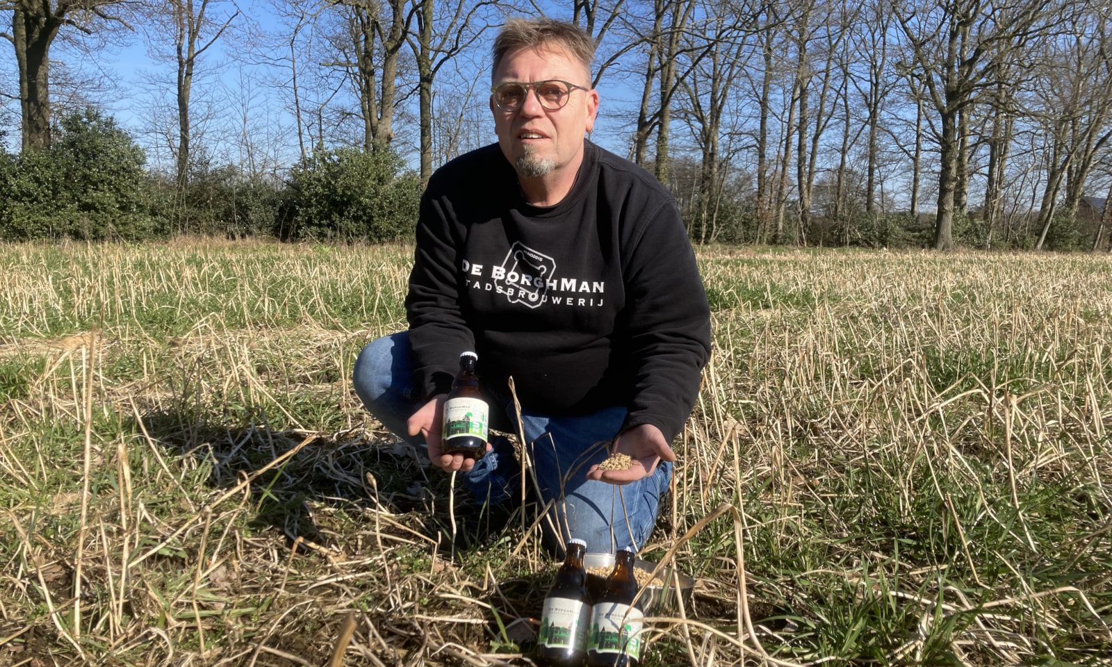 Borghman brouwer Gerco met het nieuwe Zucht bier Borghman brouwer Gerco met het nieuwe Zucht bier