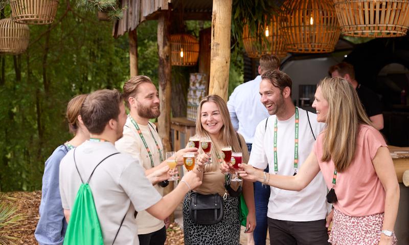 Proosten met bier tijdens Brewatthezoo