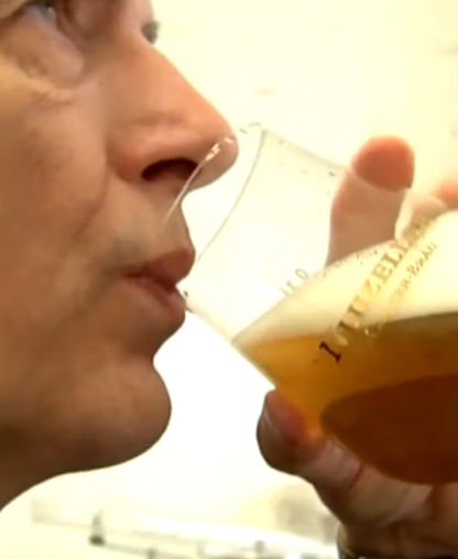 Bier gemaakt met bierpoeder proeven