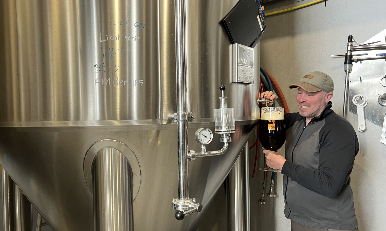 Brouwdok eigenaar Gerard tapt bier uit de lagertank