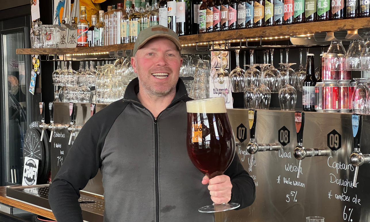 Brouwdok brouwer Gerard met groot glas getapt bier
