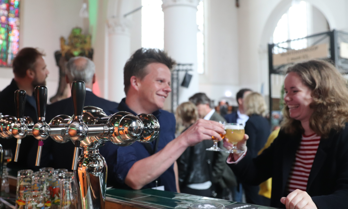 Proosten tijdens Nederlands Bierproeffestival