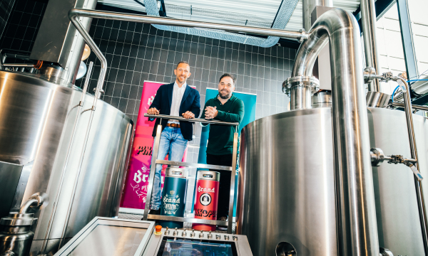 Martijn Wijnhoven en Nils Reichhardt in het nieuwe Brand brouwhuis