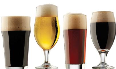 Verschillende bierglazen met bier en pils