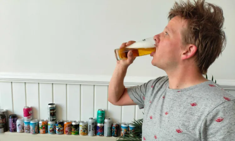 Man drinkt bier