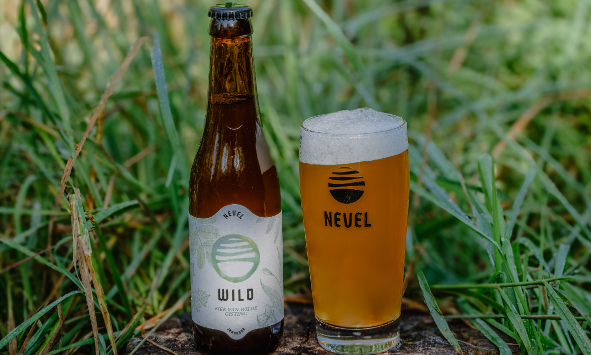 Nevel Wild flesje en glas in de natuur Nevel Wild flesje en glas in de natuur