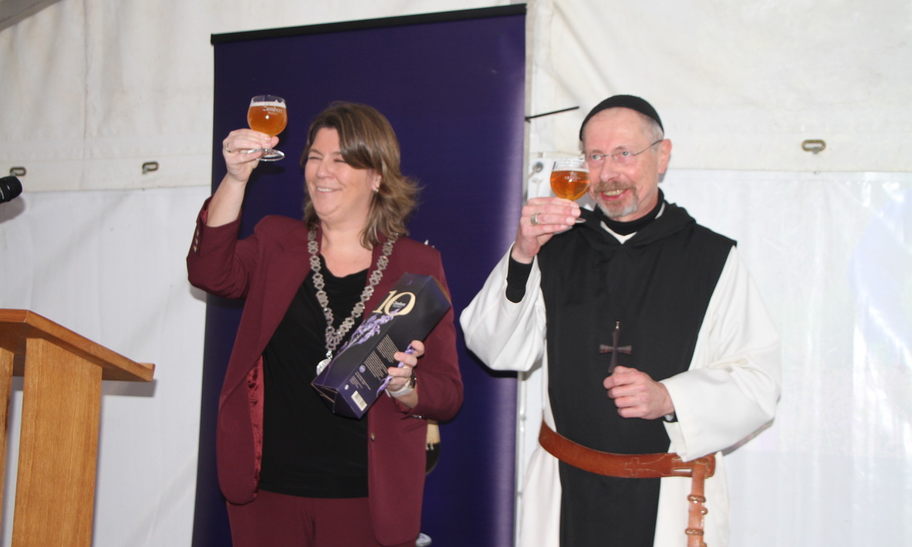 burgemeester Joyce Vermue en abt br Guido van Belle met Zundert Trappist bier