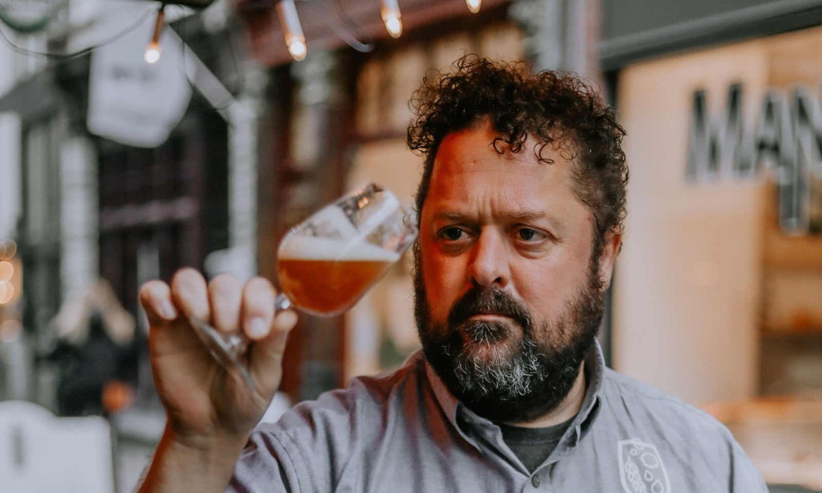 Arvid bergstrom kijkt naar bier Arvid bergstrom kijkt naar bier