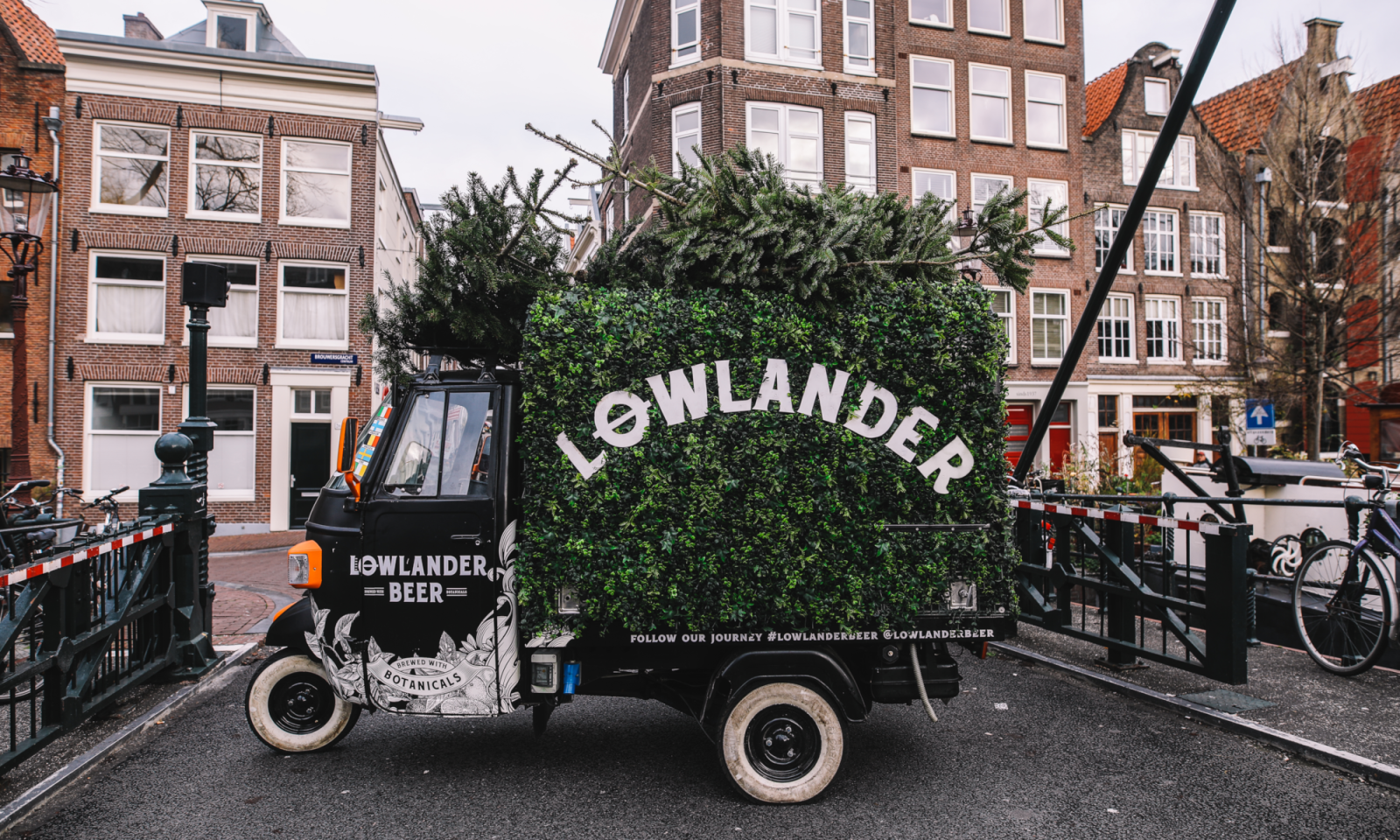 Lowlander zamelt kerstbomen in voor bier